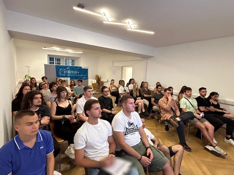 Учесници у пуној сали у Бечу, са банером Erasmus+ у позадини