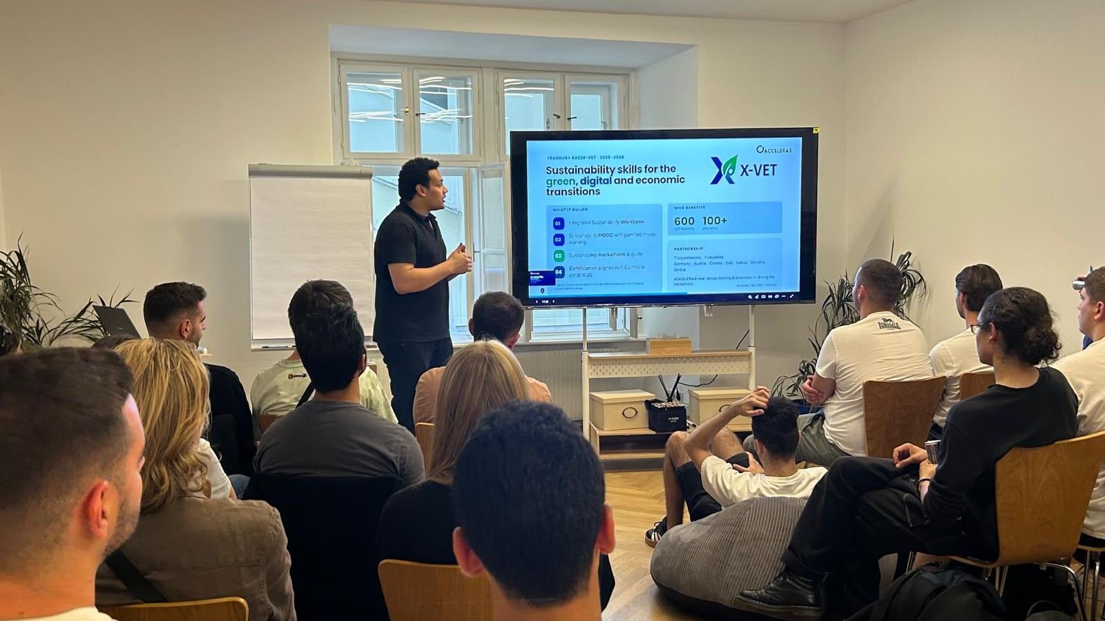 Презентација пројекта X-VET пред пуном салом младих учесника у Бечу, са слајдом X-VET на великом екрану